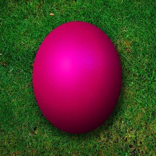 在草丛中的紫色复活节彩蛋