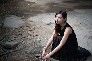 女孩，女性，穿着黑色裙子的妇女