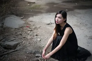 女孩，女性，穿着黑色裙子的妇女