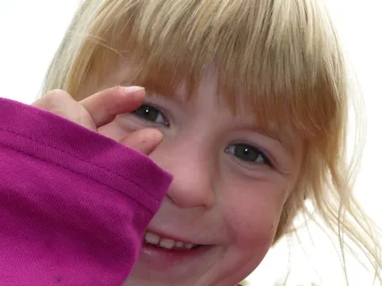 女孩，儿童，金发女郎，手，笑，牙，眼睛，蓝眼睛