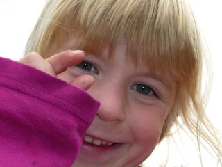 女孩，儿童，金发女郎，手，笑，牙，眼睛，蓝眼睛