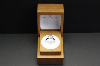 首饰盒,摇表器,烟灰缸,手机保护套,化妆/护肤品,订婚戒指盒中