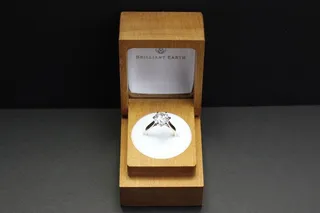 首饰盒,摇表器,烟灰缸,手机保护套,化妆/护肤品,订婚戒指盒中