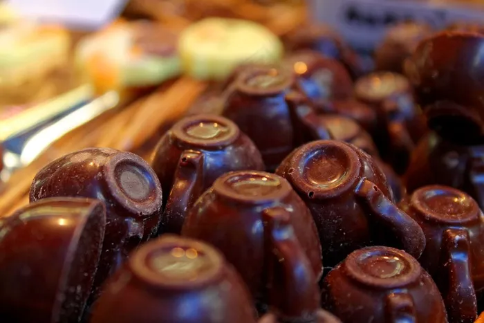 椰枣,包装食物-巧克力,荸荠,枣,九转大肠,桌上的巧克力杯