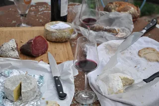 野餐，奶酪，葡萄酒，食品，面包，餐桌