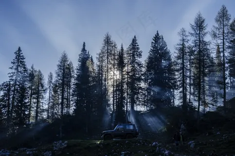 松科,树,山峦,天空,冰雪,日落时分在森林里的车 松科,树,山峦,天空,冰雪,日落时分在森林里的车