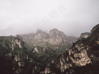山，岩石，陡峭，植被，雾，云