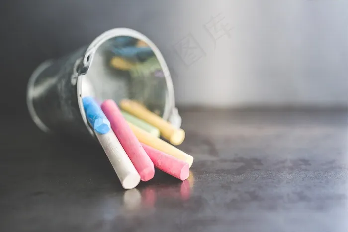 粉笔,唇彩,润唇膏,水彩笔,针线盒,桶多彩色粉笔