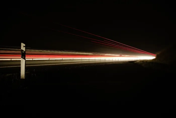 公路，夜景，黑暗，交通，聚光灯，长时间曝光