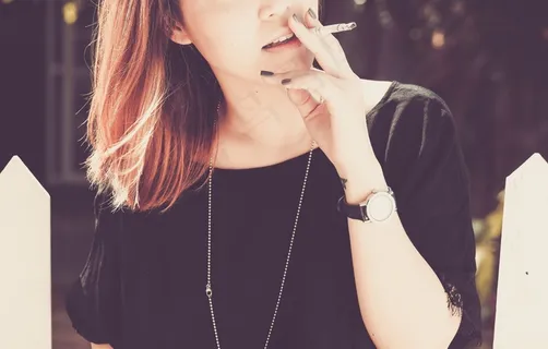 人,年轻,女子,女性,吸烟,香烟,成人 人,年轻,女子,女性,吸烟,香烟,成人