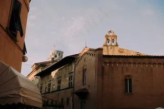 建筑,剧院/博物馆/礼堂,城楼,历史遗迹,天空,比萨托斯卡纳的建筑物