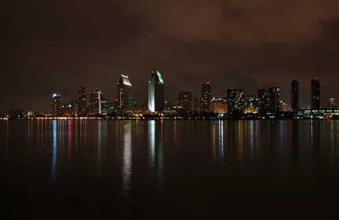 城市,天际线,夜,黑暗,水,河流,海洋 城市,天际线,夜,黑暗,水,河流,海洋