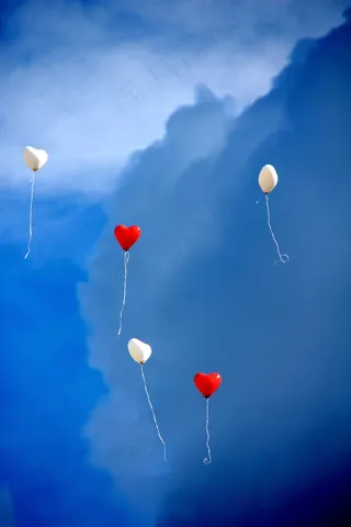 红色和白色的气球，在天空与云彩
