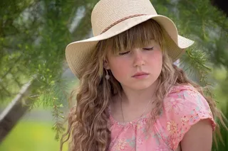 草帽,硬草帽,沙滩帽,美女,遮阳帽,闭着眼睛的草帽的年轻女子的画像