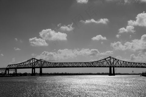 桥梁,吊桥,贝雷桥,天空,铁路轨道,黑色和白色的天空云多云
