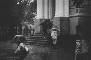 城市广场在雨中，黑白图像