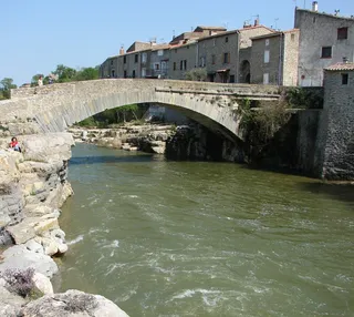 法国，Corbières，中世纪村庄，桥，河