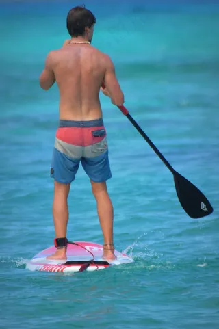 人，人，桨，海，游泳短裤，冲浪板