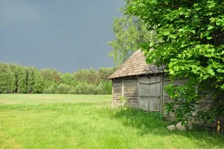暴风雨来临之前，乌云密布，绿色