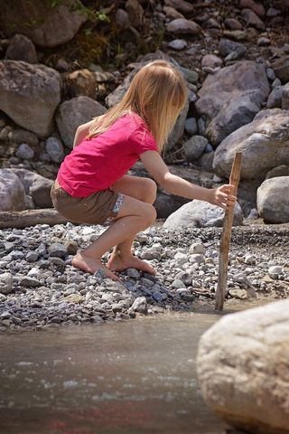 人，人，儿童，女孩，金发，长长的头发，赤脚
