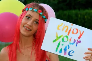 女孩，粉红色的头发，花圈，气球