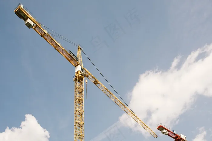 黄色的起重机，与云的天空