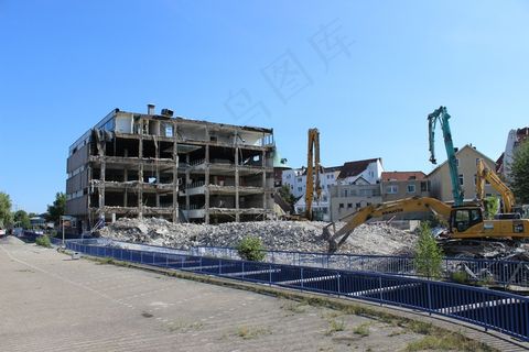 废墟，挖掘机撕毁建筑，现场