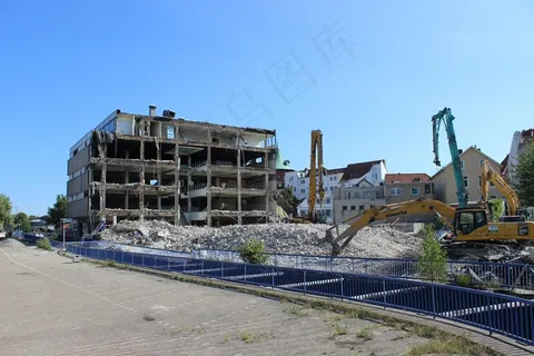废墟，挖掘机撕毁建筑，现场