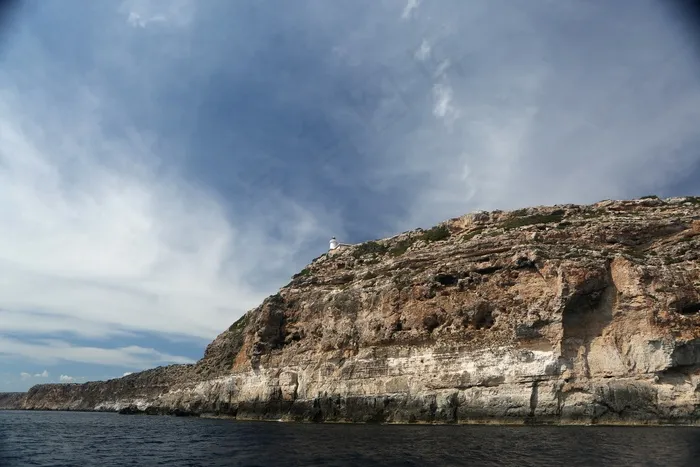 货币,天空,风景,江河,历史遗迹,悬崖和大海在天空中的云彩下