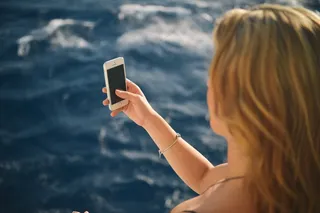 人物特写,头发,美女,手,女孩,女人在海边采取自拍照