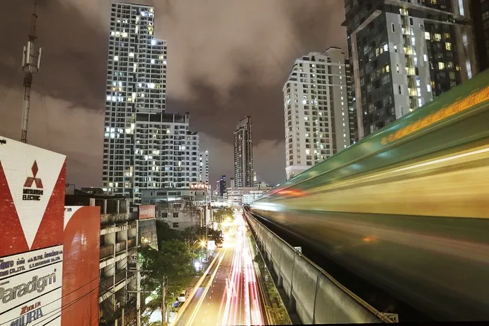 都市夜景,夜景照明,城市夜景照明,公路,城市街道,晚上连续曝光的街道和合理