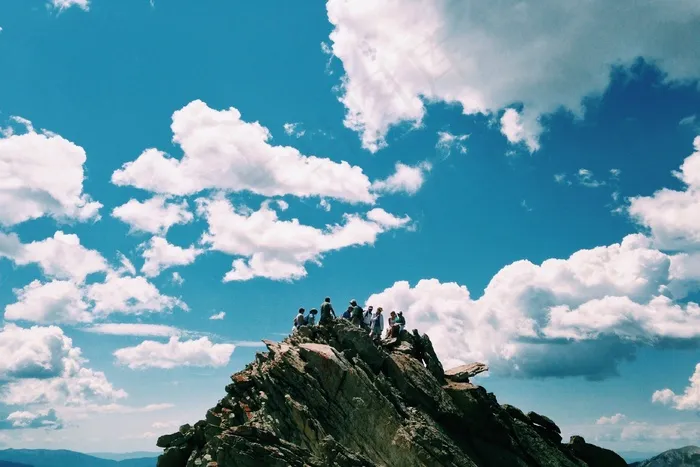 天空,山峦,湖泊,冰雪,树,游客在岩石上