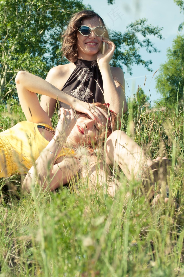 美女,麦田,婚纱写真,草原,杂交稻,坐在草地上放松和使用手机的女朋友