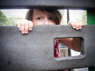 手机保护套,防护耳塞,创可贴,汽车遮阳板,后视镜,记住一天