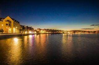 斯沃尼奇，在晚上，反思