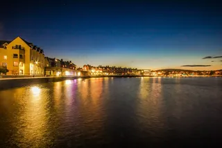 斯沃尼奇，在晚上，反思