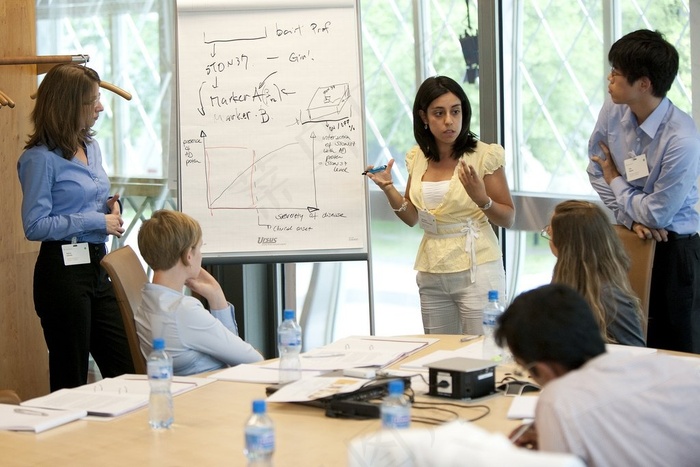 人物活动,教室,小班授课,小组会议,商务洽谈,学生分享有关案例研究的想法