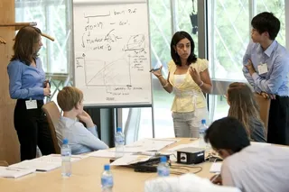 人物活动,教室,小班授课,小组会议,商务洽谈,学生分享有关案例研究的想法