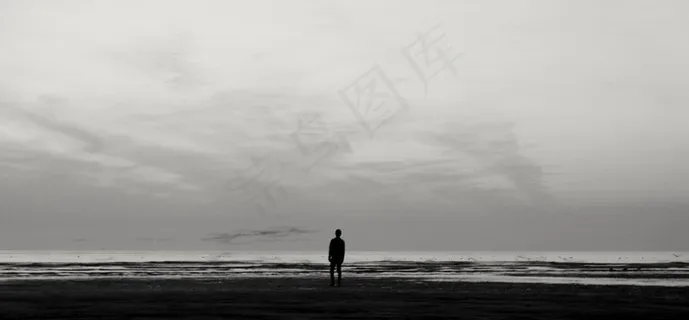 海洋,天空,湖泊,水龙卷,冲浪,看着大海的男人的B＆W图像