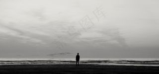 海洋,天空,湖泊,水龙卷,冲浪,看着大海的男人的B＆W图像