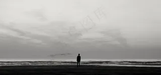 海洋,天空,湖泊,水龙卷,冲浪,看着大海的男人的B＆W图像