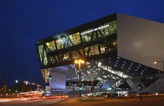 博物馆，保时捷，蓝色小时，晚上，灯光，闪亮