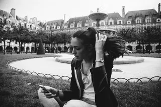 人物活动,体育场馆,轿车,合照,太极推手,女人和手机在头发的手的黑白图像