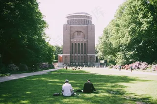 建筑,历史遗迹,树,轿车,纪念碑,人们在草丛中放松的公园建筑