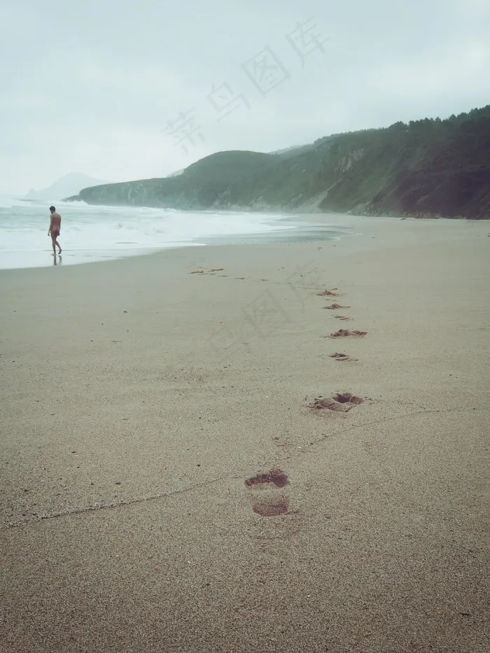 海洋,湖泊,江河,天空,山峦,海滩上的裸体男人