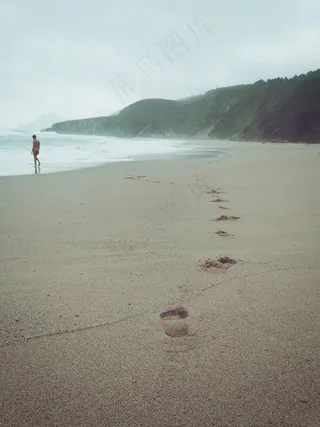 海洋,湖泊,江河,天空,山峦,海滩上的裸体男人