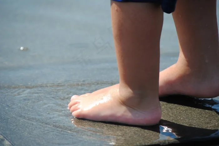 孩子的脚，孩子在水中嬉戏，浅水