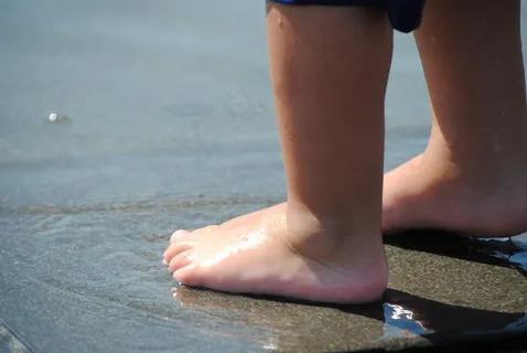 孩子的脚,孩子在水中嬉戏,浅水 孩子的脚,孩子在水中嬉戏,浅水