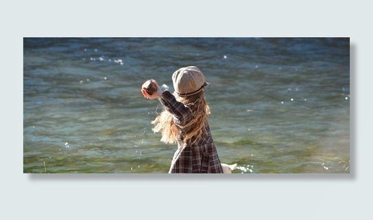 儿童，女孩，水，石头，投掷