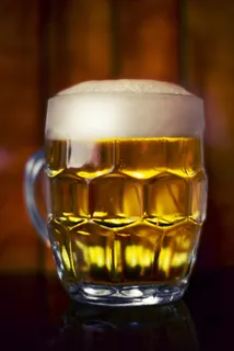 啤酒,玻璃杯,瓶子,化妆品,香水,啤酒杯在酒吧的近似 啤酒,玻璃杯,瓶子,化妆品,香水,啤酒杯在酒吧的近似